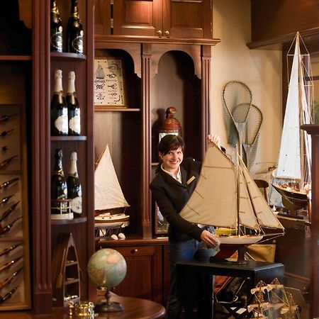 ホテル ヤハトハーフェンレジデンツ ホーへ デューン ロストック エクステリア 写真 A model ship in a shop in Saint Petersburg, Russia