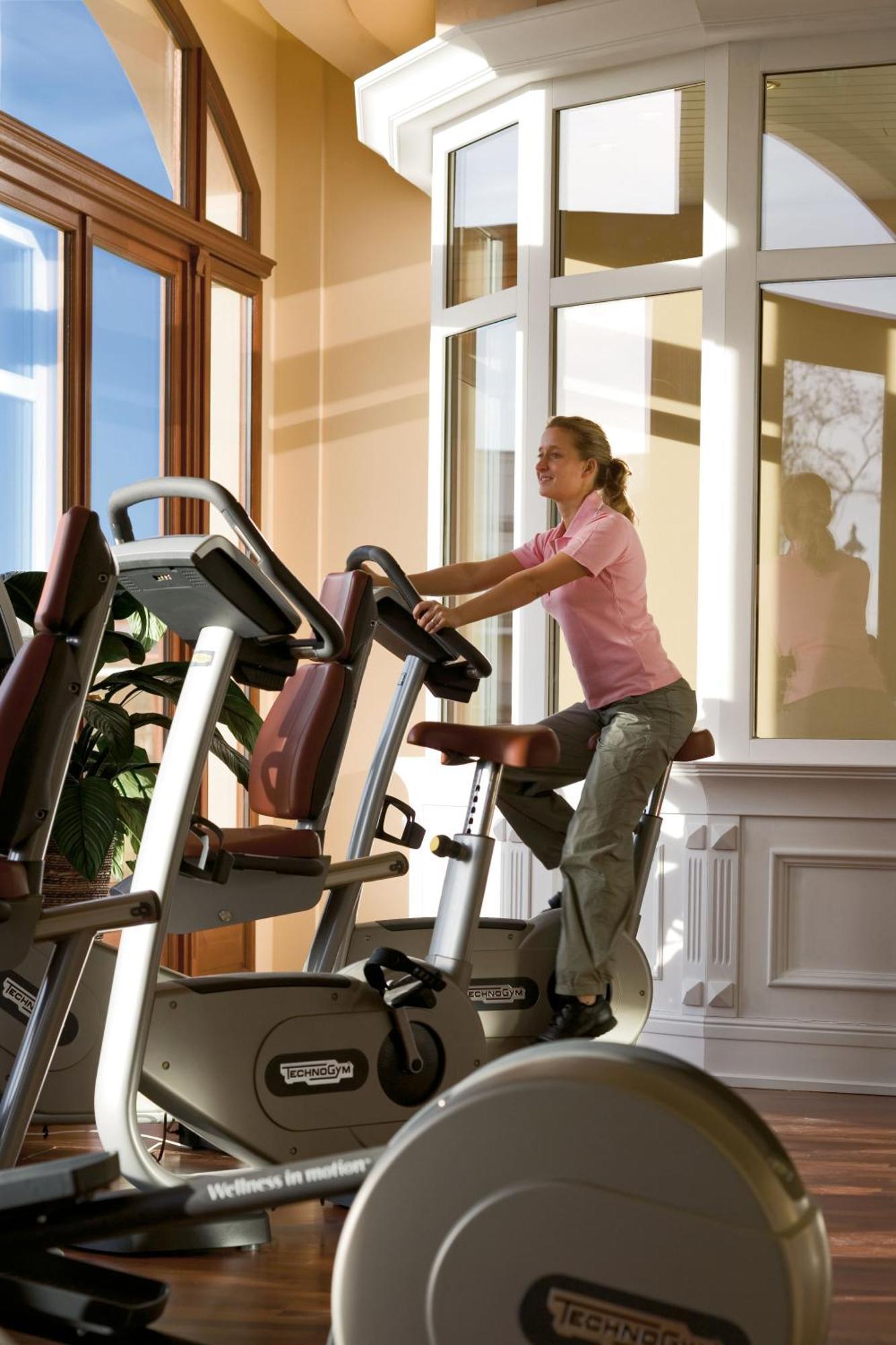 ホテル ヤハトハーフェンレジデンツ ホーへ デューン ロストック エクステリア 写真 A woman on a treadmill