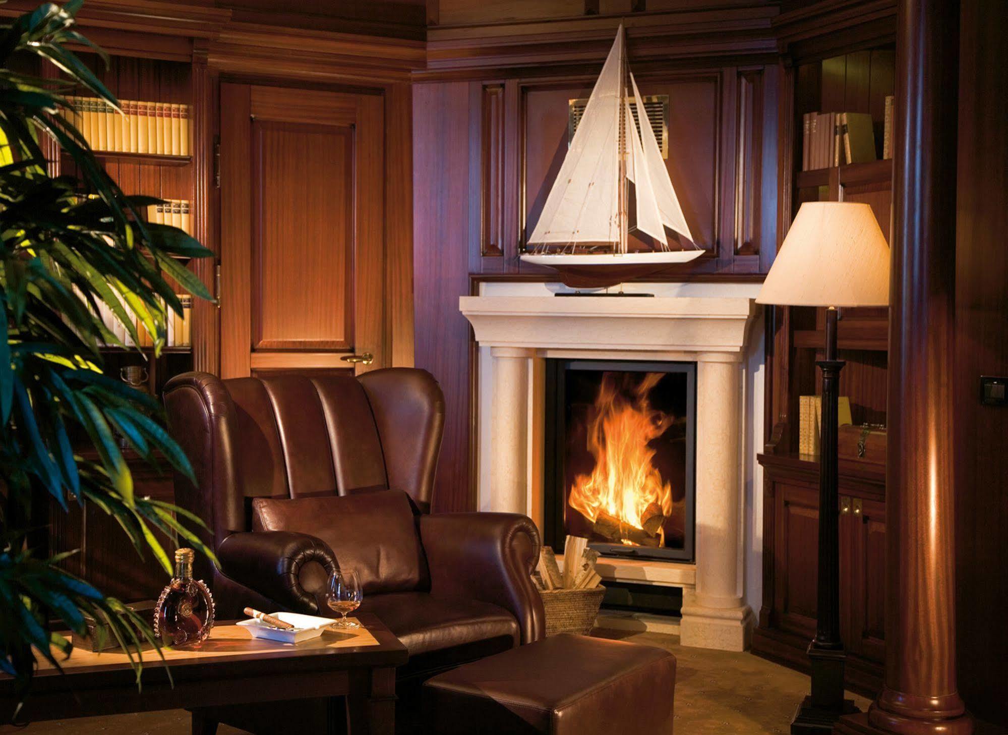 ホテル ヤハトハーフェンレジデンツ ホーへ デューン ロストック エクステリア 写真 A fireplace in a home