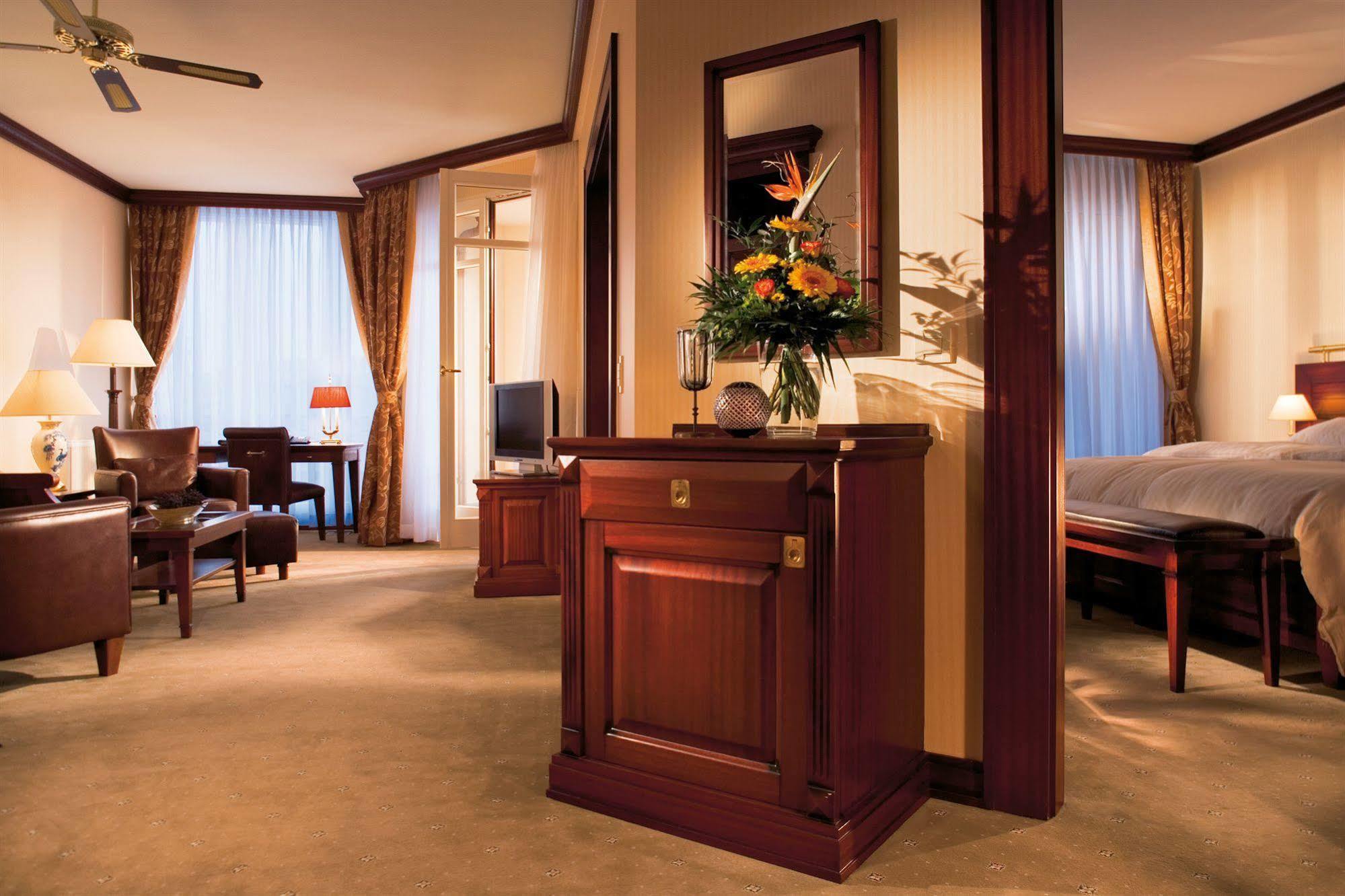 ホテル ヤハトハーフェンレジデンツ ホーへ デューン ロストック エクステリア 写真 A suite at the InterContinental Wien