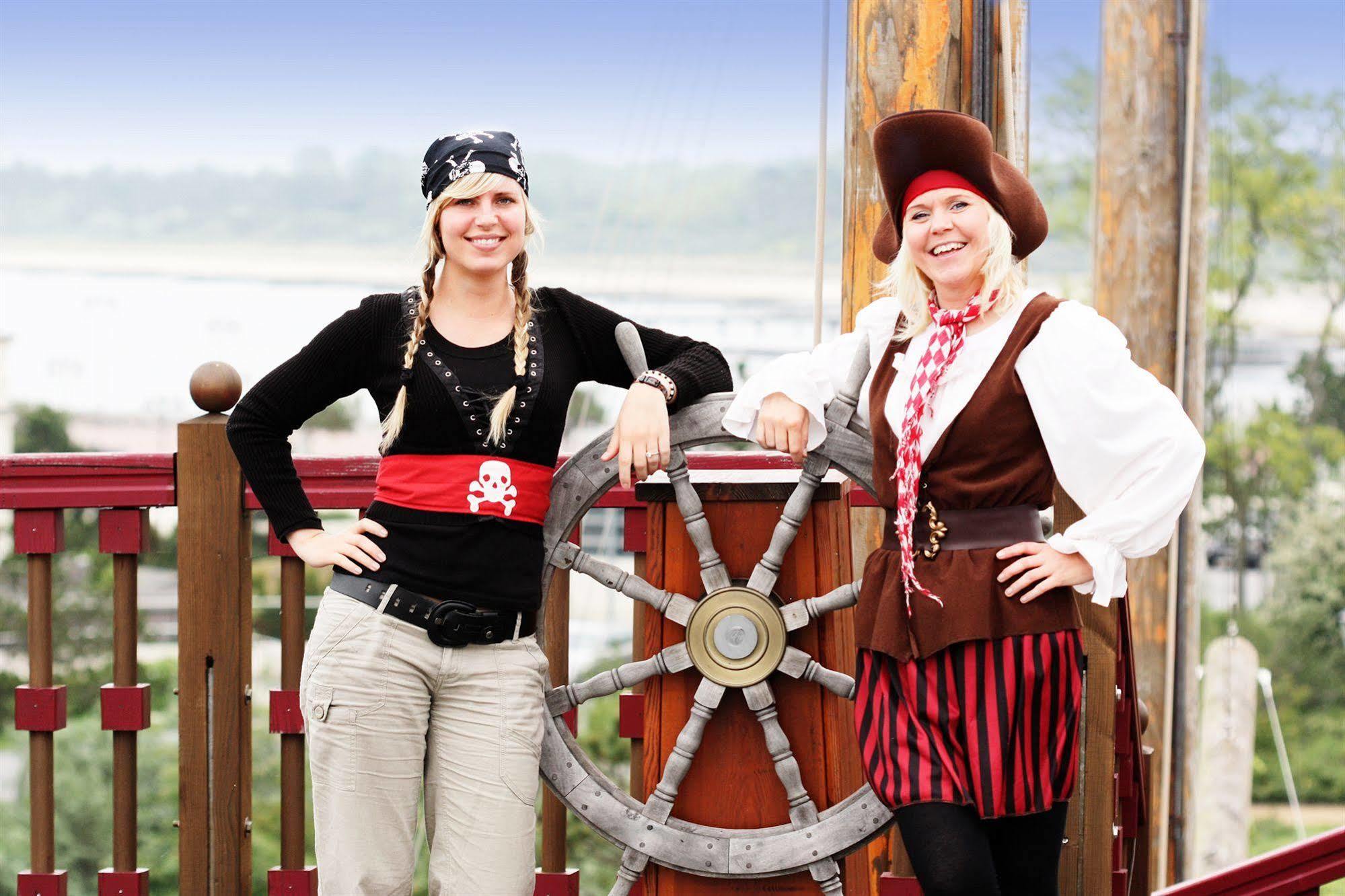 ホテル ヤハトハーフェンレジデンツ ホーへ デューン ロストック エクステリア 写真 Two pirates at the 2009 festival