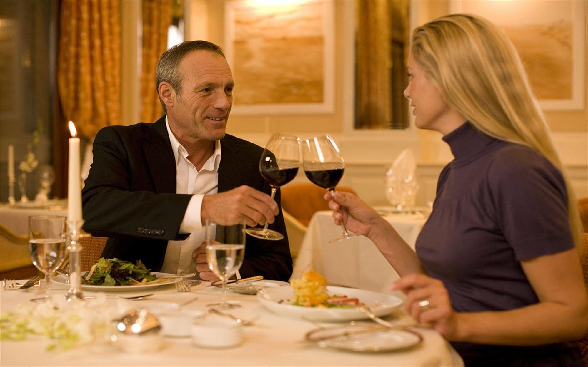 ホテル ヤハトハーフェンレジデンツ ホーへ デューン ロストック エクステリア 写真 A couple dining together