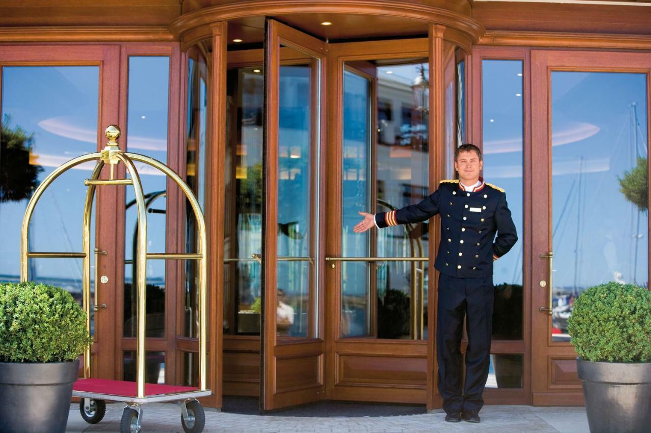 ホテル ヤハトハーフェンレジデンツ ホーへ デューン ロストック エクステリア 写真 A doorman at a hotel